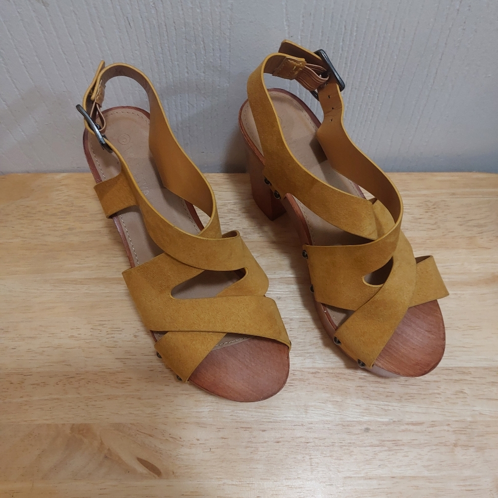 Women's Wild Diva Lounge Ankle Strap Heels Size 5